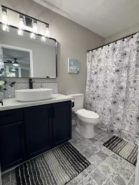 Bath - 610 Abby Ln #15, Branson, MO 65616 photo 1 of 2