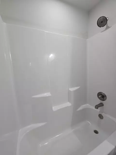 Bath - 263 E Garnet Dr, Republic, MO 65738 photo 6 of 6