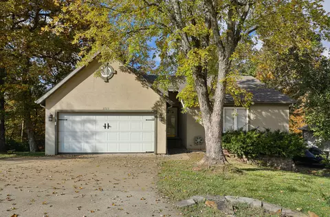 2725 Maple St, Hollister, MO 65672