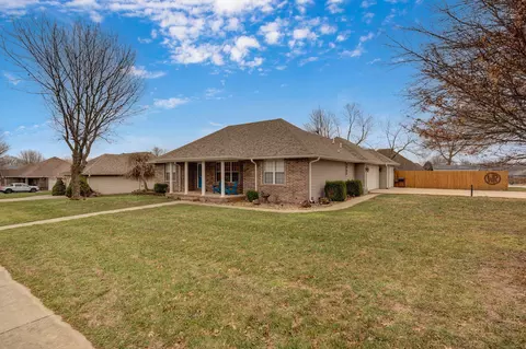 1302 E Primrose Ln, Republic, MO 65738