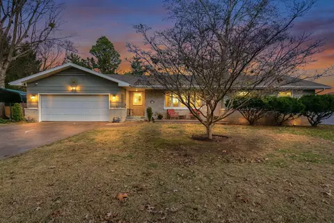 1984 S Meadowview Ave, Springfield, MO 65804