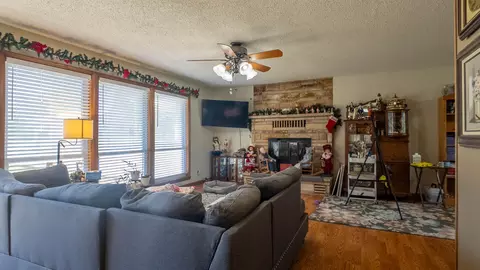 Living - 920 Oak St, Thayer, MO 65791 photo 2 of 3