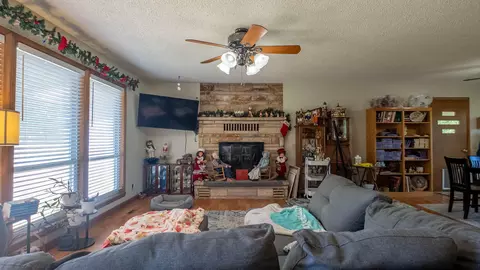 Living - 920 Oak St, Thayer, MO 65791 photo 1 of 3