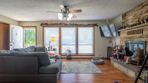 Living - 920 Oak St, Thayer, MO 65791 photo 3 of 3