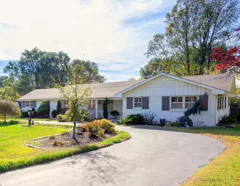 2313 S Meadowview Ave, Springfield, MO 65804