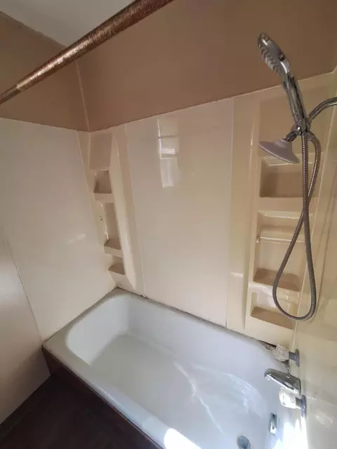Bath - 1110 N Warren Ave, Springfield, MO 65802 photo 2 of 5