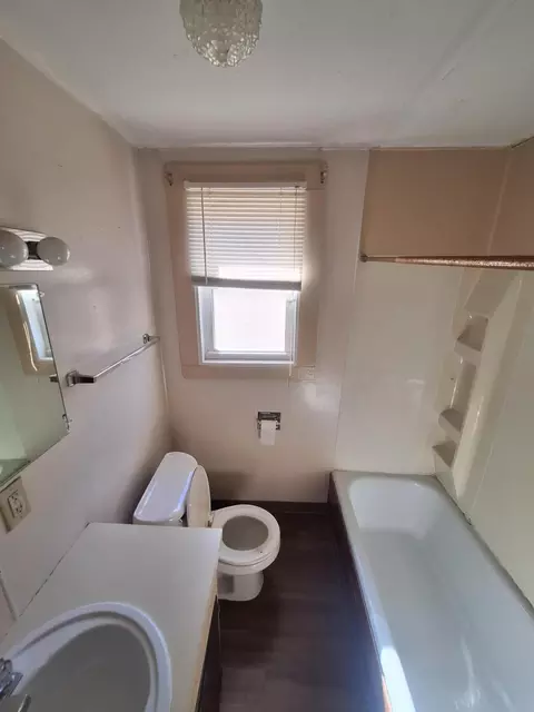 Bath - 1110 N Warren Ave, Springfield, MO 65802 photo 3 of 5