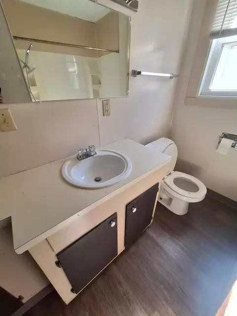 Bath - 1110 N Warren Ave, Springfield, MO 65802 photo 1 of 5