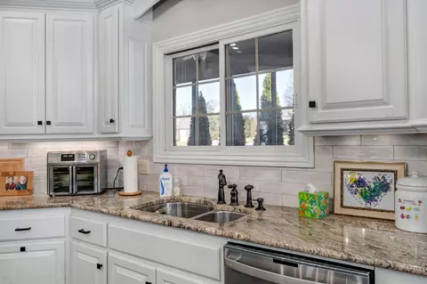 Kitchen - 4552 E Spruce Dr, Springfield, MO 65809 photo 5 of 6