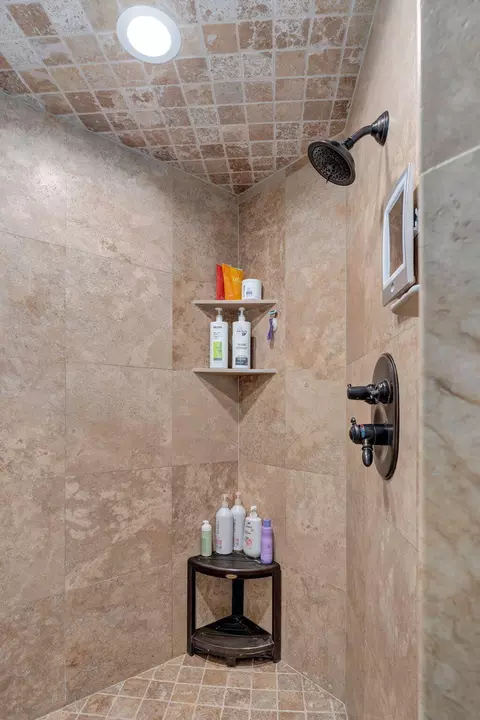 Bath - 4552 E Spruce Dr, Springfield, MO 65809 photo 5 of 10