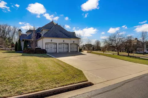 Exterior - 4552 E Spruce Dr, Springfield, MO 65809 photo 4 of 27