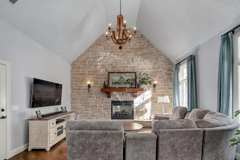 Living - 4552 E Spruce Dr, Springfield, MO 65809 photo 5 of 9