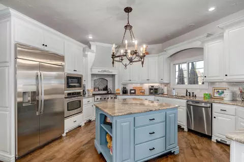 Kitchen - 4552 E Spruce Dr, Springfield, MO 65809 photo 4 of 6