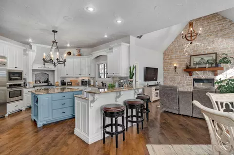 Kitchen - 4552 E Spruce Dr, Springfield, MO 65809 photo 2 of 6