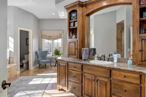 Bath - 4552 E Spruce Dr, Springfield, MO 65809 photo 1 of 10