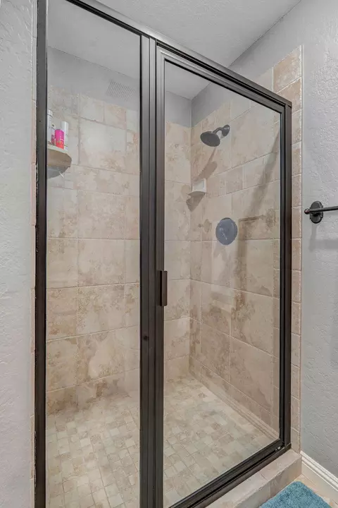 Bath - 4552 E Spruce Dr, Springfield, MO 65809 photo 9 of 10