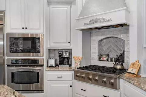 Kitchen - 4552 E Spruce Dr, Springfield, MO 65809 photo 6 of 6