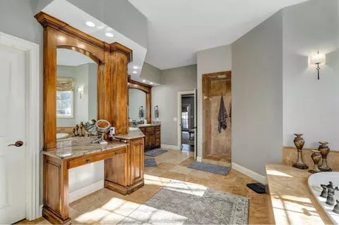 Bath - 4552 E Spruce Dr, Springfield, MO 65809 photo 3 of 10