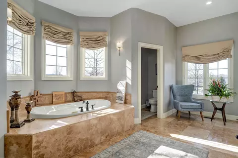 Bath - 4552 E Spruce Dr, Springfield, MO 65809 photo 2 of 10