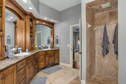 Bath - 4552 E Spruce Dr, Springfield, MO 65809 photo 4 of 10