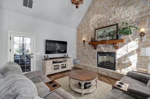 Living - 4552 E Spruce Dr, Springfield, MO 65809 photo 7 of 9