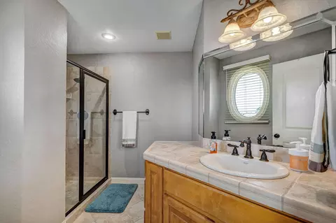 Bath - 4552 E Spruce Dr, Springfield, MO 65809 photo 8 of 10