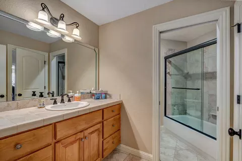 Bath - 4552 E Spruce Dr, Springfield, MO 65809 photo 10 of 10