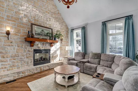 Living - 4552 E Spruce Dr, Springfield, MO 65809 photo 6 of 9