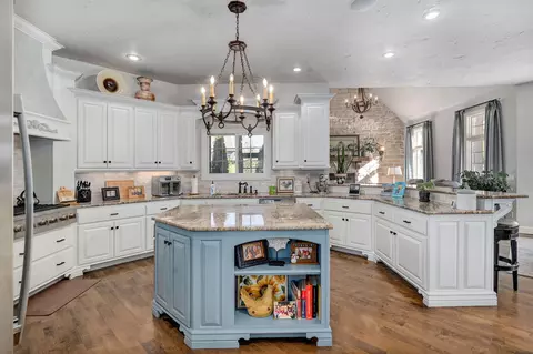 Kitchen - 4552 E Spruce Dr, Springfield, MO 65809 photo 3 of 6