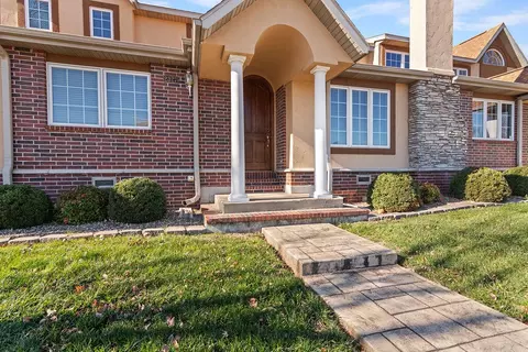 2327 W Butterfield Rd, Springfield, MO 65807