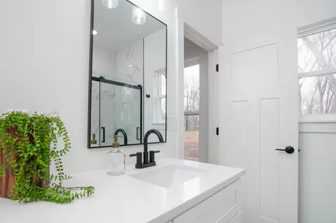 Bath - 145 E Clayton Ln, Republic, MO 65738 photo 4 of 5