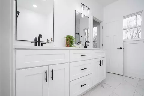 Bath - 145 E Clayton Ln, Republic, MO 65738 photo 3 of 5