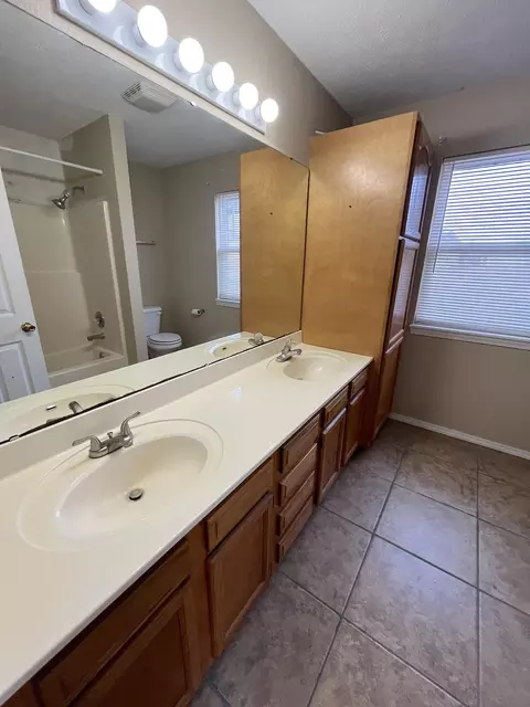 Bath - 134 Wright Rd, Reeds Spring, MO 65737 photo 1 of 2