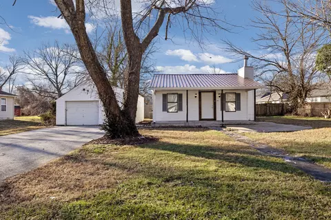 1921 N Lonepine Ave, Springfield, MO 65803
