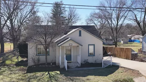 304 W 14th St, Cassville, MO 65625