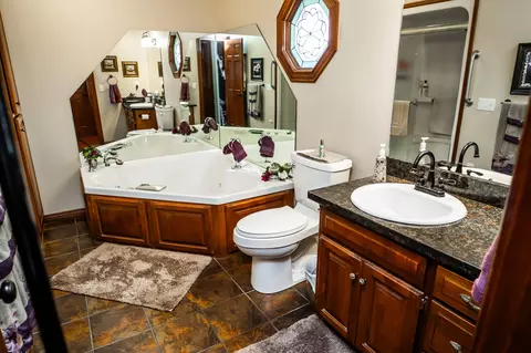Bath - 841 E Hubble Dr, Marshfield, MO 65706 photo 1 of 8