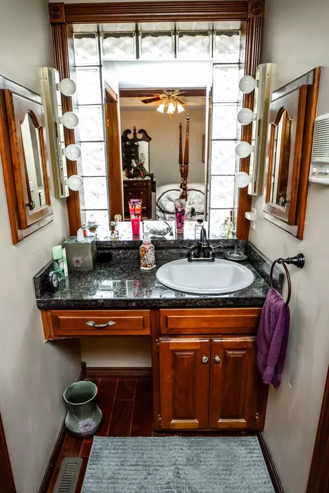 Bath - 841 E Hubble Dr, Marshfield, MO 65706 photo 3 of 8