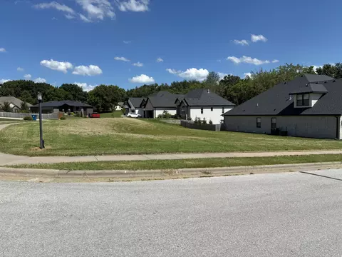 702 S Hickory Dr, Springfield, MO 65809