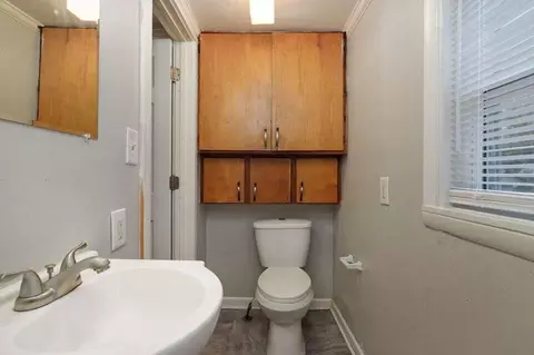 Bath - 906 E Garfield St, Springfield, MO 65803 photo 1 of 2