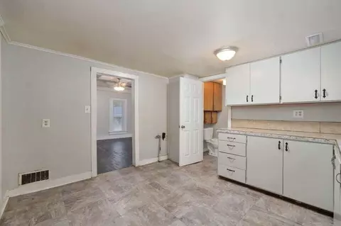 Entry Way - 906 E Garfield St, Springfield, MO 65803 photo 1 of 2