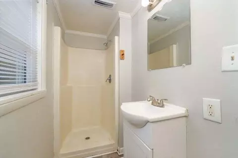 Bath - 906 E Garfield St, Springfield, MO 65803 photo 2 of 2