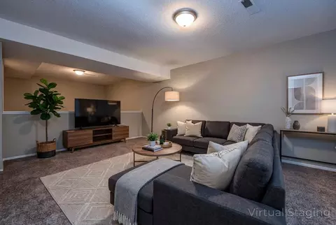 Living - 4445 S Robberson Ave, Springfield, MO 65810 photo 2 of 6