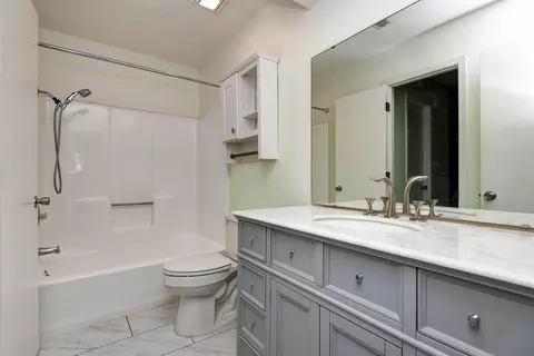 Bath - 4445 S Robberson Ave, Springfield, MO 65810 photo 2 of 4