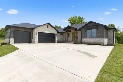 2930 E Kemmling Ln, Springfield, MO 65804