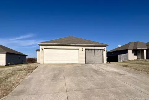 405 W Summit St, Aurora, MO 65605