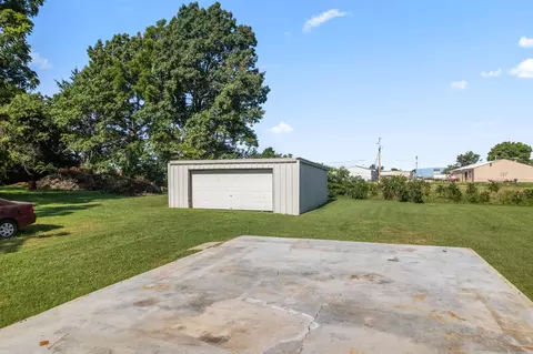 Exterior - 1719 N Pine St, Nixa, MO 65714 photo 10 of 11