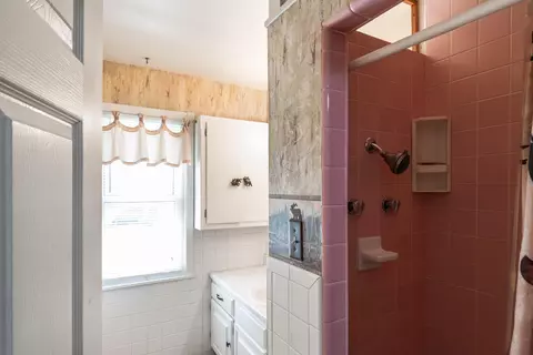 Bath - 1719 N Pine St, Nixa, MO 65714 photo 1 of 3