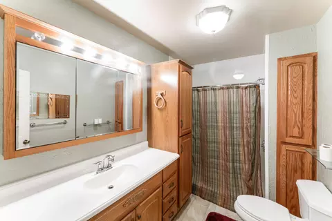 Bath - 1719 N Pine St, Nixa, MO 65714 photo 2 of 3