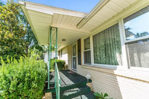 Exterior - 1719 N Pine St, Nixa, MO 65714 photo 3 of 11