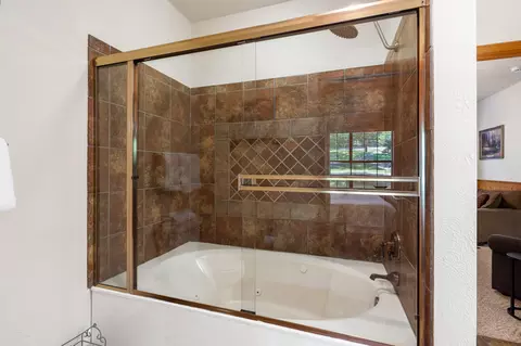 Bath - 238 Oakridge Rd, Branson, MO 65616 photo 2 of 3